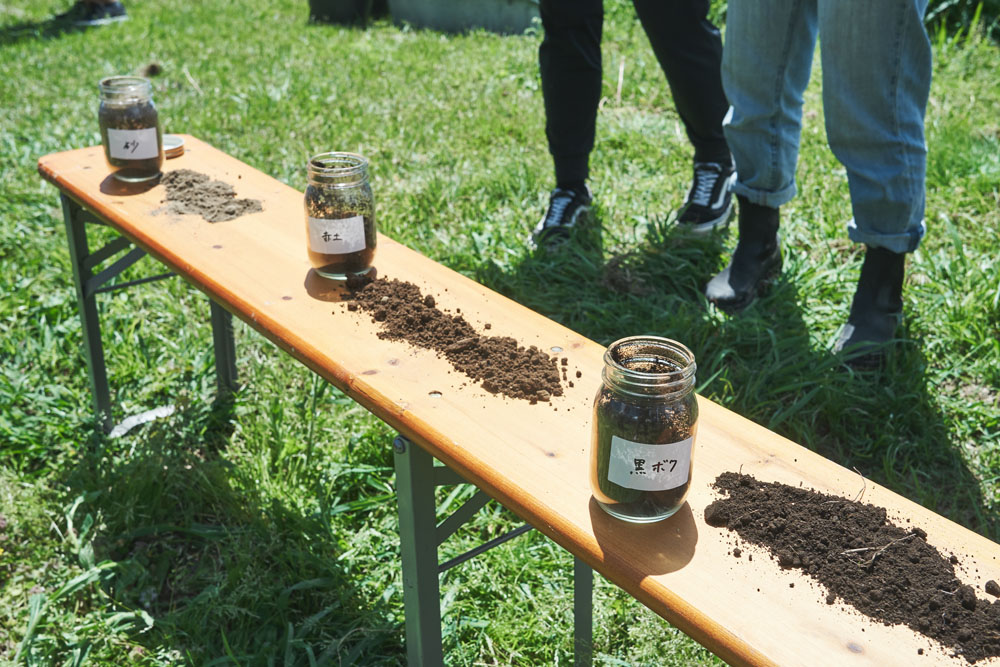 ３種の土を触り比べて、野菜と土の関係を知る。クルックフィールズの畑はすべて有機JAS認証を取得しており、化学肥料や化学合成農薬を使用しません。土が野菜を育てる農業だから、土づくりは何より大事。