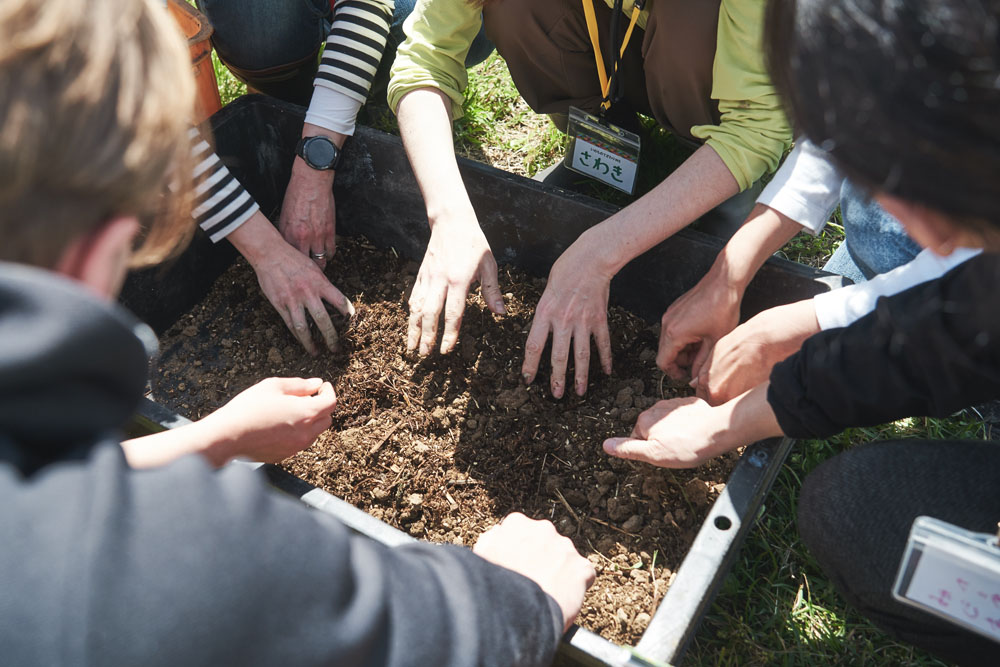 「土に必要な条件は大きく３つ。１．物理性：水が通り抜けるすき間があること。２．生物性：微生物や菌が生息しやすいこと。３．化学性：ケイ素、鉄、カルシウム、カリウムなどの成分」。伊藤さんの土づくりレクチャーは本格的です。