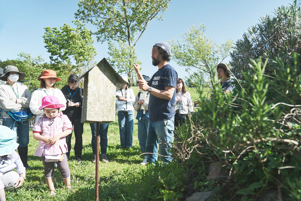 佐藤剛さんは、人間目線じゃなくて動植物の目線で物を見る人。「雨を嫌がるのは人間だけ」など、私たちの“自分都合”な感覚をぐいぐいと突いてきます。