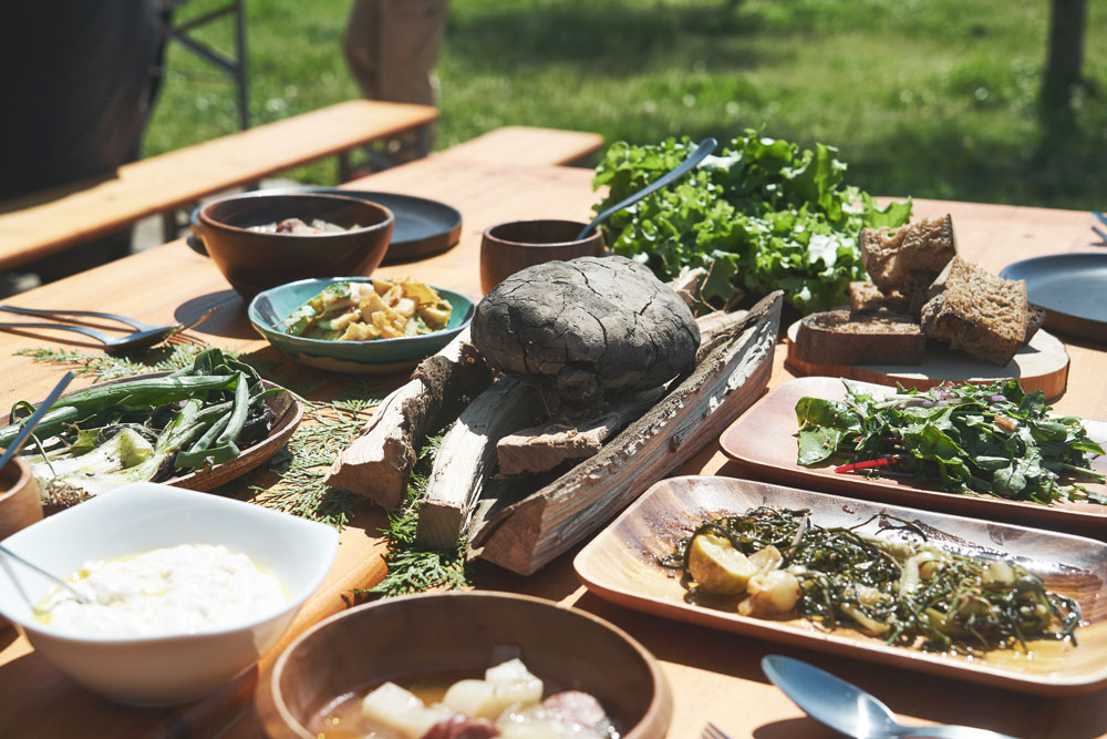 筍とカラスミの山椒マリネ、水牛リコッタチーズの夏みかん和え、のびると菜花とわらびのアンチョビーマリネ、水菜とスイスチャードのセサミ和え、イノシシの粗挽きソーセージを使ったポトフなどが並んだ。