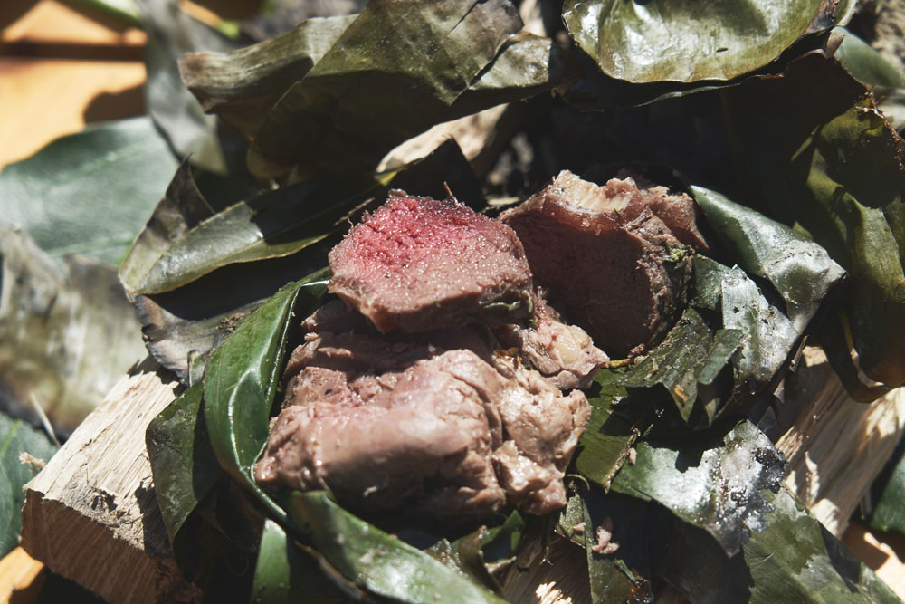 ロゼ色の見事な火入れ。鹿肉がしっとりやわらかく焼き上がっている。自分たちで収穫したレタスの葉で様々な副菜と共に包んで食べる。「サンギョプサルの感覚でカジュアルに楽しんで」と山名シェフ。
