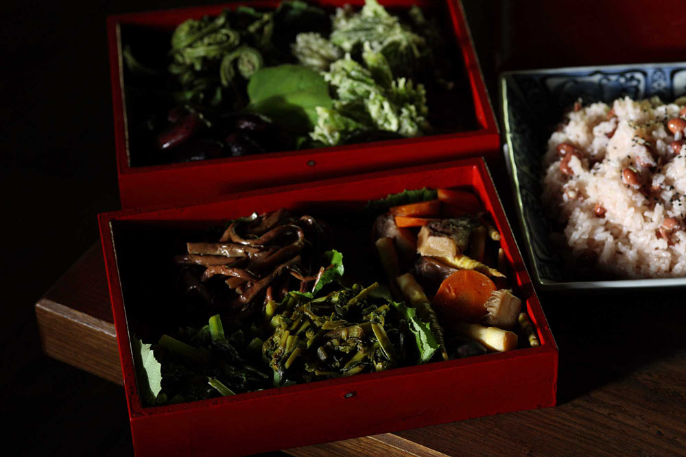 村一番の料理上手、斉藤勝美さんによる山菜料理。タラの芽と山ウドのてんぷら、コゴミのごまあえ、ウルイのあえもの、行者ニンニクのお浸し、ゼンマイの煮付けなど。