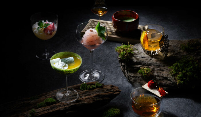 選りすぐりの国産食材で作る新作カクテルをラグジュアリーな空間で。<br />
ザ・リッツ・カールトン東京「ザ・バー」