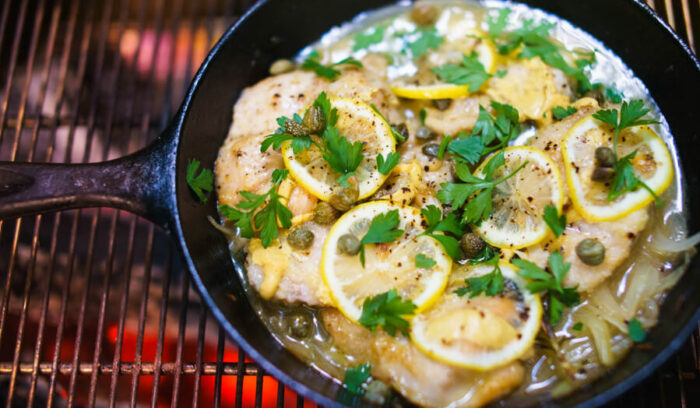 スキレットで「チキンピカタ」を。愛用ギアで楽しむアウトドアクッキング