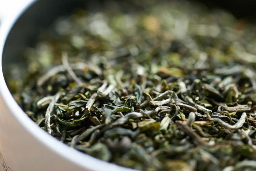 水出し用容器に茶葉を入れる。