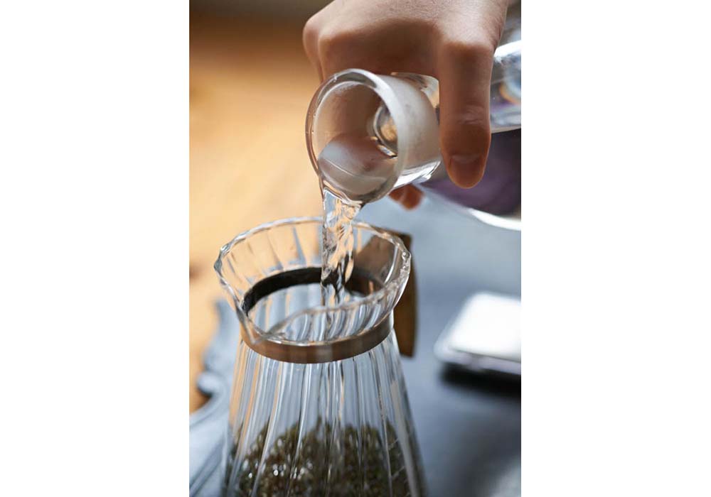 ゆっくり冷たい水を注ぐ。