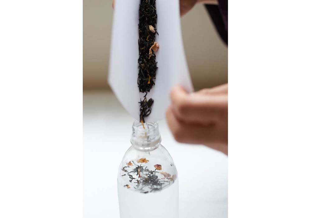 炭酸水を開栓し、水位を２㎝程減らす。