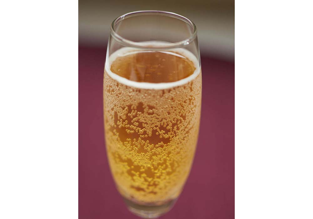 急冷茶を炭酸で割って作るよりも口当たりがやわらかく、繊細な香りと泡の刺激が愉しめる。どんな茶葉でもよいが、フレーバーティーなら相性は◎。