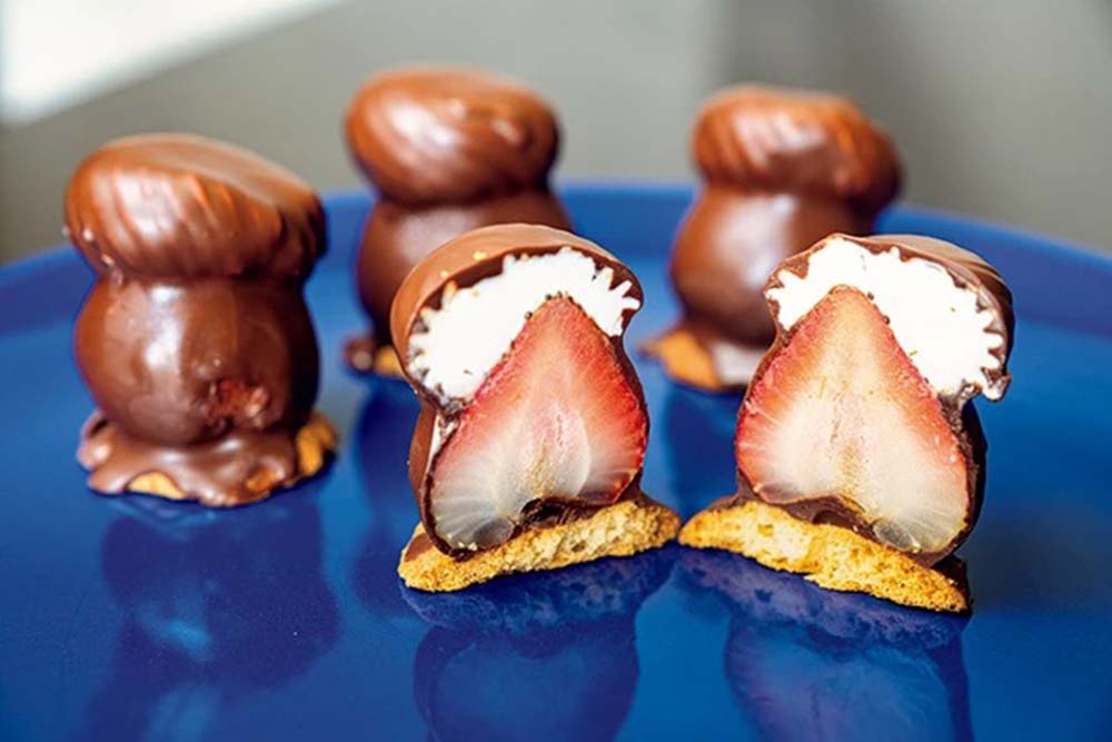 店の看板商品「イチゴシャンデ」。大きさは３つあり、小・￥220、大・￥250、特大・￥340。品種改良が進み、大きくて甘いイチゴが市場に出回る今も、あえて酸味のあるイチゴを選ぶ。