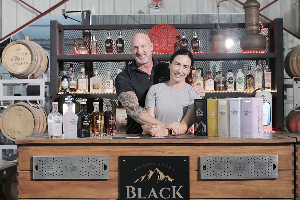 （写真）ドン・マイケル社のCEOマイケル・クリラ氏（左）と、マイケル氏の妻でマスターソムリエとして品質管理を担うダイアナ・ミロン氏。