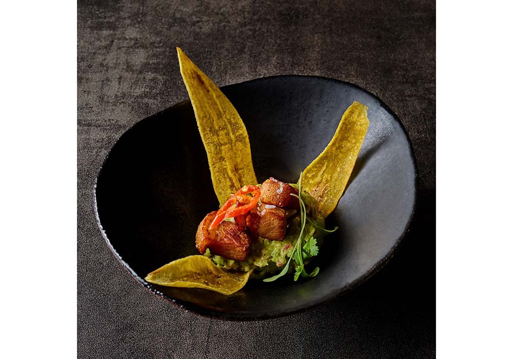 （写真）「ダイナマイトワカモレ、イベリコ仔豚のチチャロン（脂）」17ユーロ。