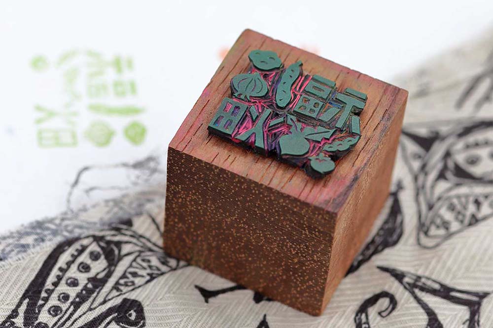 はんこアーティストに作ってもらったゴムはんこ。季節によってインクの色を変えたり、Tシャツを作ったり、ロゴがあるといろいろアイデアが湧き、気分もアガる。