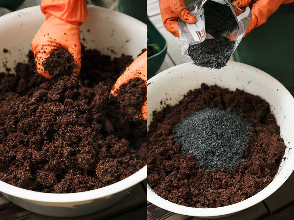 （左）手でよくほぐす。（右）もみ殻燻炭を１割弱加える。