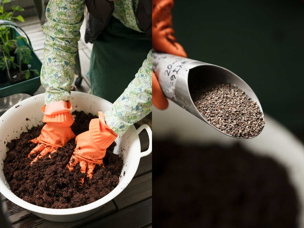 （左）よく混ぜる。（右）有機元肥を加える。