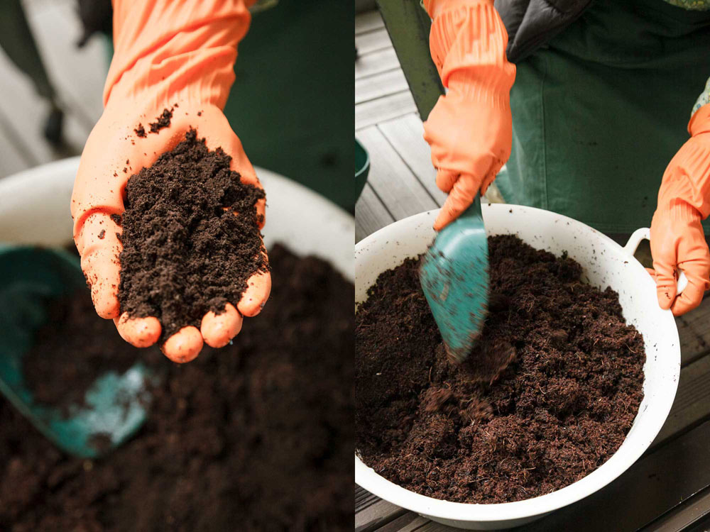 （左）ミミズ糞土を加える。（右）よく混ぜる。