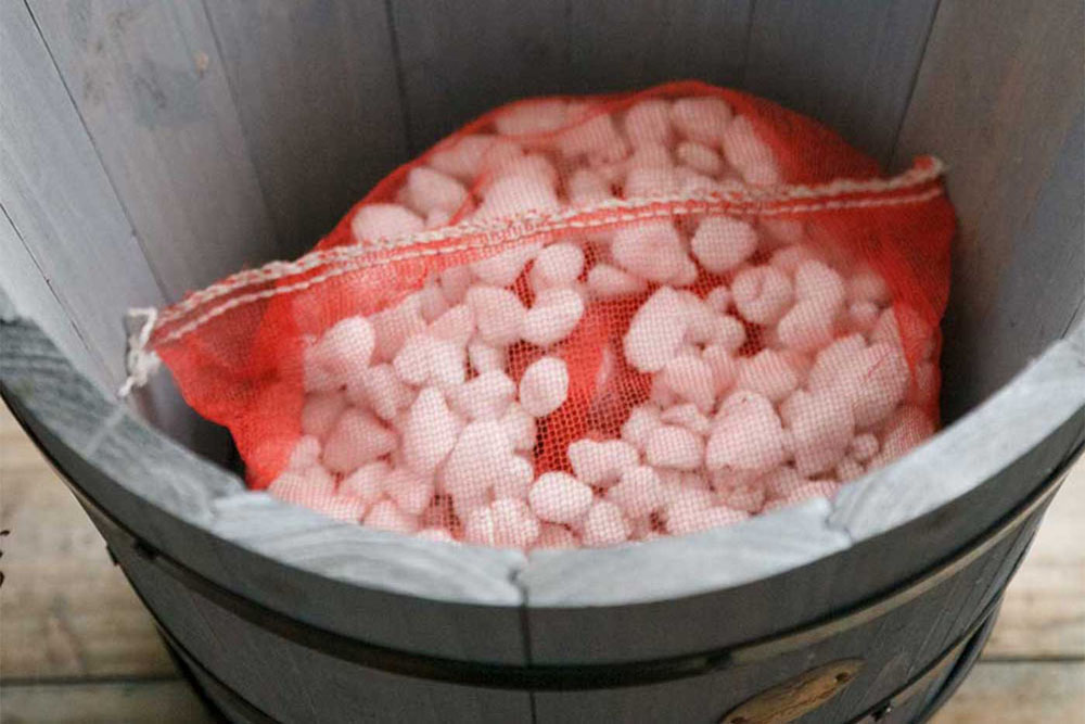 [１]鉢底石を敷く 通気性を保つ鉢底石を３～４cm高さに敷く。