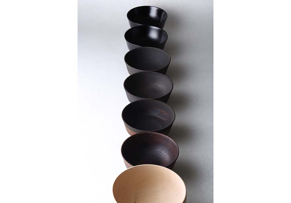 漆器の工程は大きく分けて、木地、下地、漆塗り、加飾の４つ。貝沼さんは常々「木地は骨、下地は筋肉、漆は皮膚」と説明する。土台の木地づくりだけで数年を費やすことも。