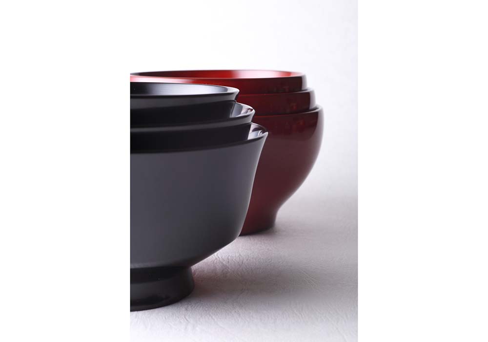 「めぐる」のデザインは、シャープな造形の「水平」と、ほっこり温かみのある「日月」の２タイプ。飯椀、汁椀、菜盛り椀を一揃いとする入れ子式の器だが、単品でも購入できる。