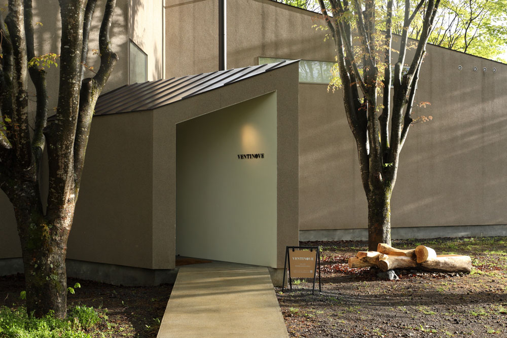 その一角に「ヴェンティノーヴェ」。環境に溶け込むように立っている。