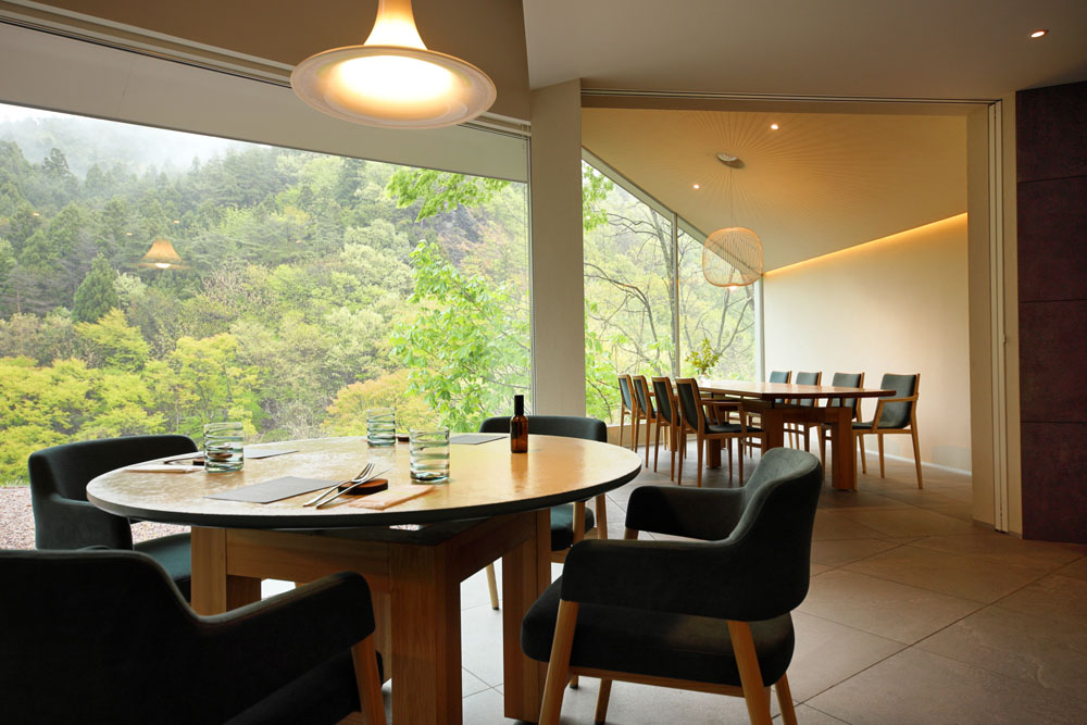 決して大きな店ではないが、空間の取り方がゆったりとして、時間の流れ方もゆるやかだ。