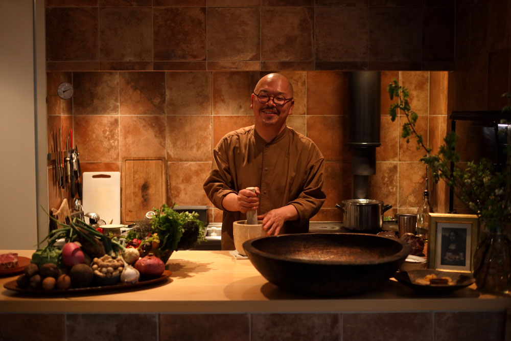 悠介シェフが調理する姿を目の当たりにしながら食事は進む。「ここでアペリティーヴォを楽しむお客様もいます」