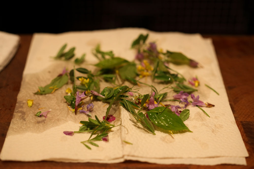 花の扱いは繊細に。「マイクロリーフやエディブルフラワーが身の周りに自然に生えている」