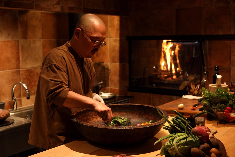 小屋から発掘した古いこね鉢でサラダを作る。群馬県はどの家にも製麺機がある粉もの文化圏。昔はこね鉢でうどんを打っていた。当然、手打ちパスタもこね鉢で。