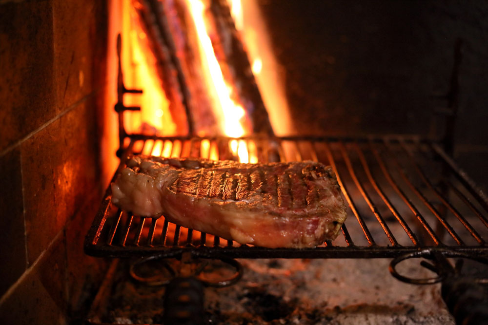 この日の肉は、昭和村「鳥山牧場」の黒毛和牛、下仁田町「神津牧場」で生まれて埼玉県「国分牧場」で肥育されたジャージー牛の２種が用意されていた。