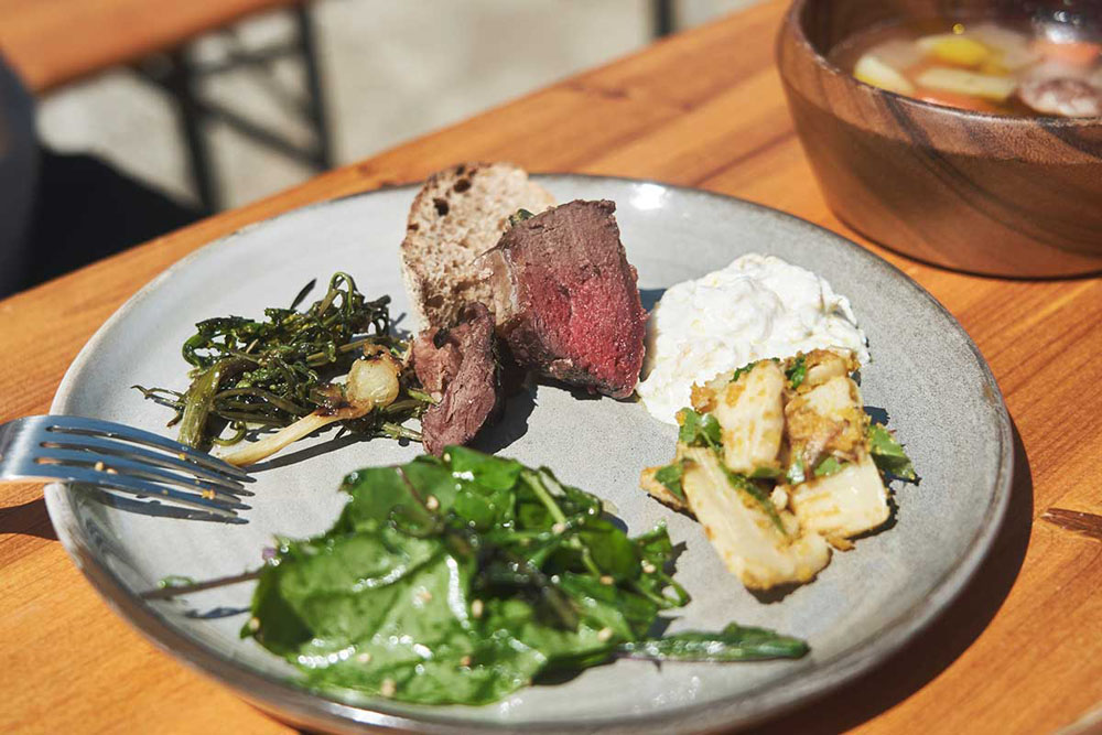 （クルックフィールズで育てた野菜、作り立てのチーズやパン、木更津の猟師が獲った鹿肉を囲んだ４月のワークショップのランチより。野菜は参加者全員で収穫）