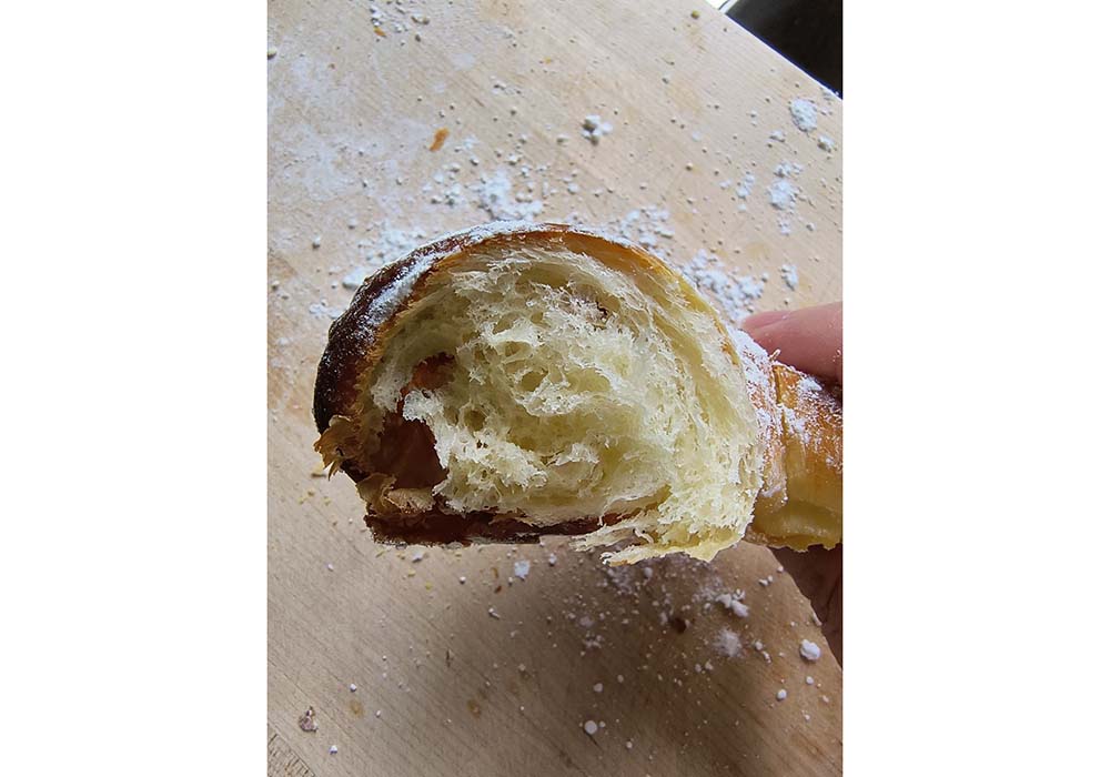 （写真）ラードを練り込んだ生地にさらにラードを加えて折り込み、ふんわりサクッとした層が生まれる。あっさりした甘味、ほのかな旨味、そして切れの良い後口が特徴だ。