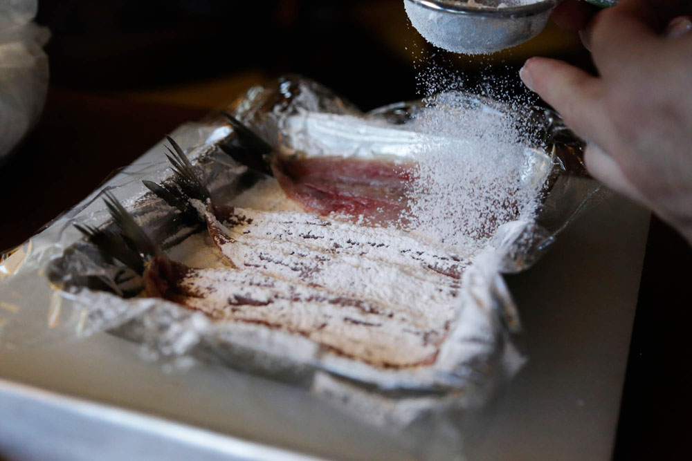 たっぷりの粉糖で40分〆る