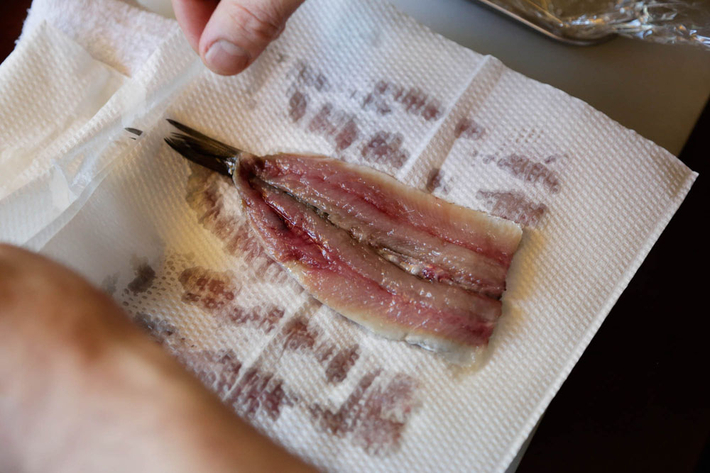 滲み出た水分を拭く