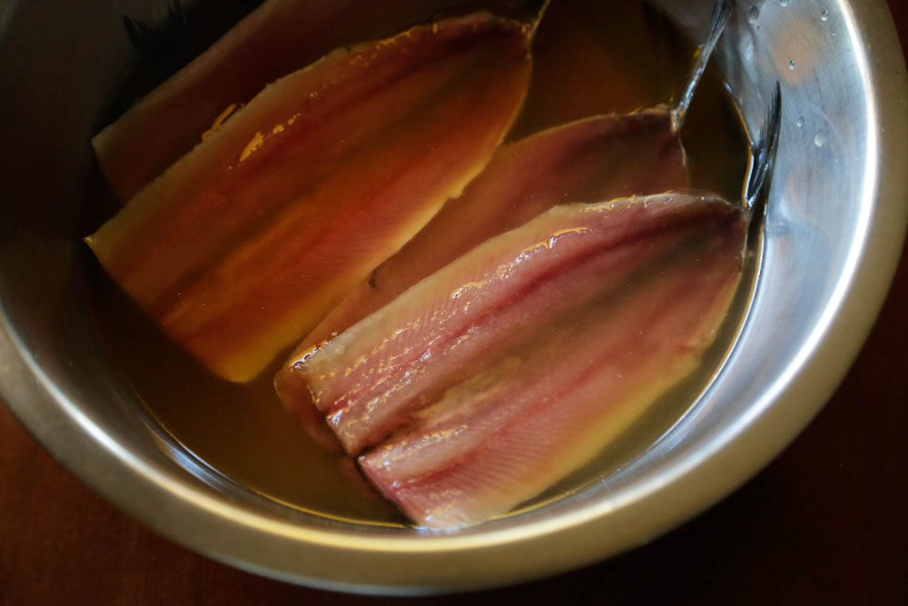 イワシの芯まで酢を染み込ませる