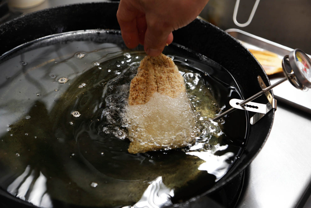 高温の油に投入