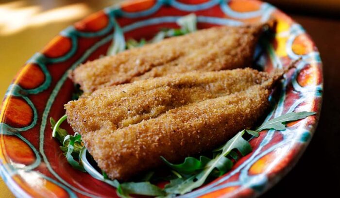 看板料理「シチリア風イワシのフライ」。おいしさの秘密は〆鯖にあり。