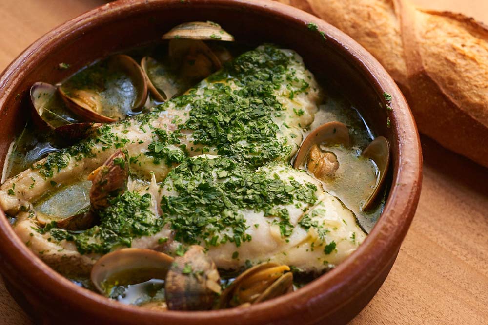 スペインの“ひと鍋”魚レシピ「タラのグリーンソース」