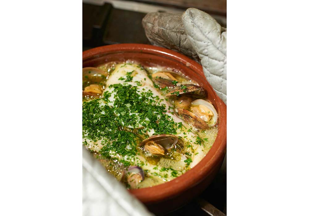 アサリを加えて揺する