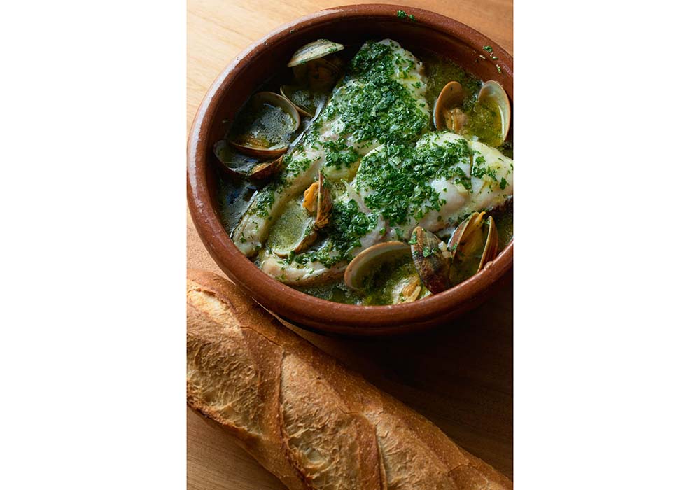 土鍋ひとつで主役の魚とソースが同時に仕上がるバスクのひと鍋料理。