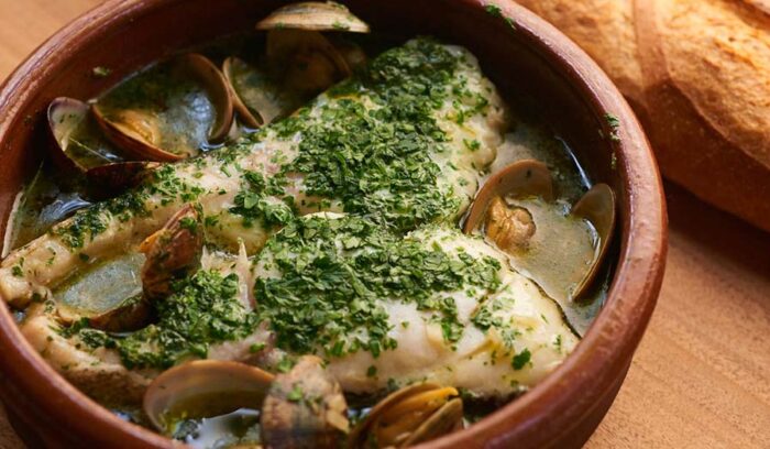 スペインの“ひと鍋”魚レシピ「タラのグリーンソース」