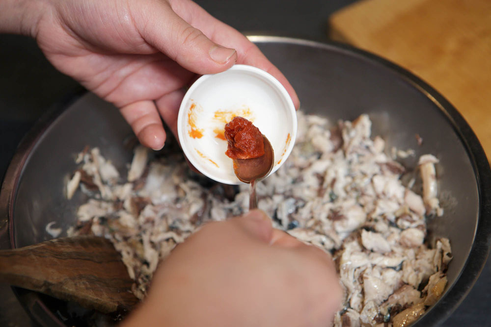 かんずり、煮油を加える