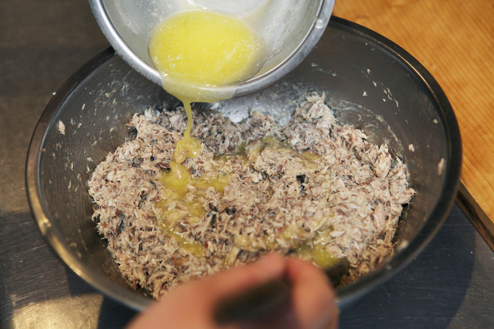 溶かしバターを加える