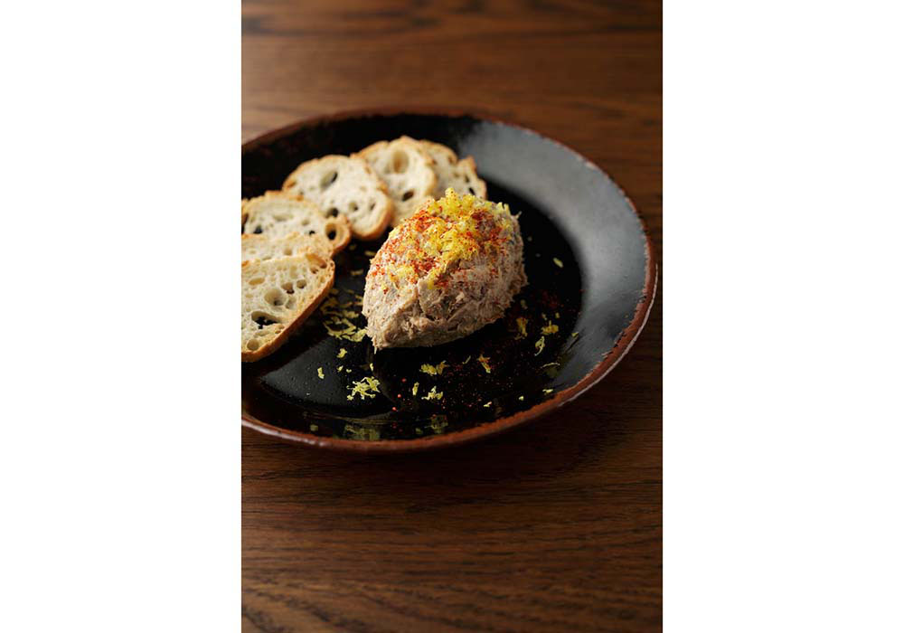 豚肉ではなくサバをリエットに。油分ではなく、火入れの具合でしっとりした食感に。爽やかなレモンの皮とピマンデスペレットでアクセントをつける。