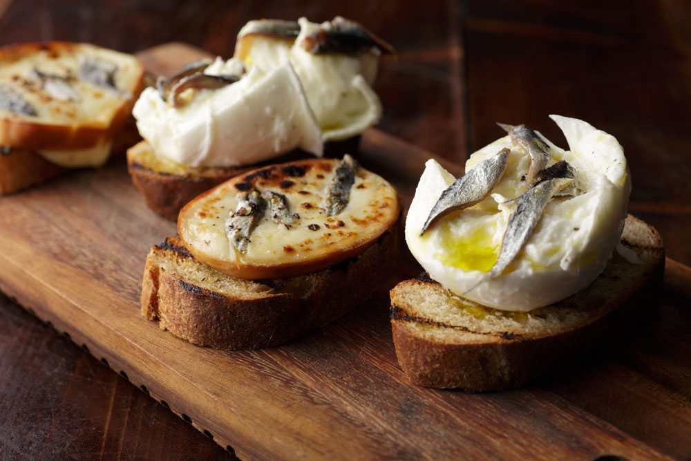 アンチョビーと２種のチーズのクロスティーニ