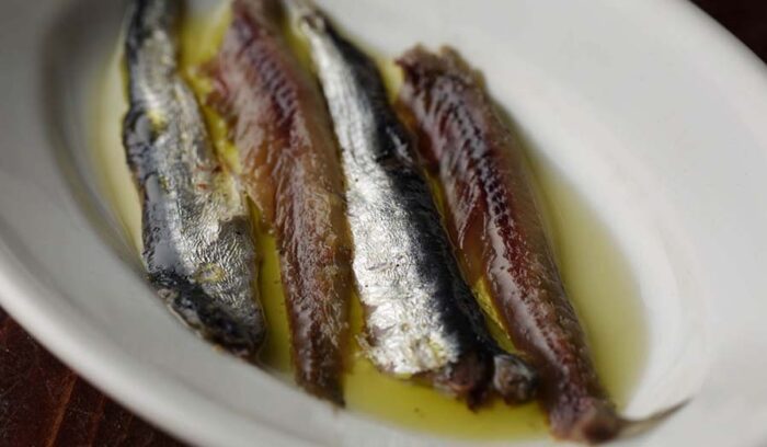 イワシを丸ごと塩漬け「アンチョビー」　魚醤もできる！