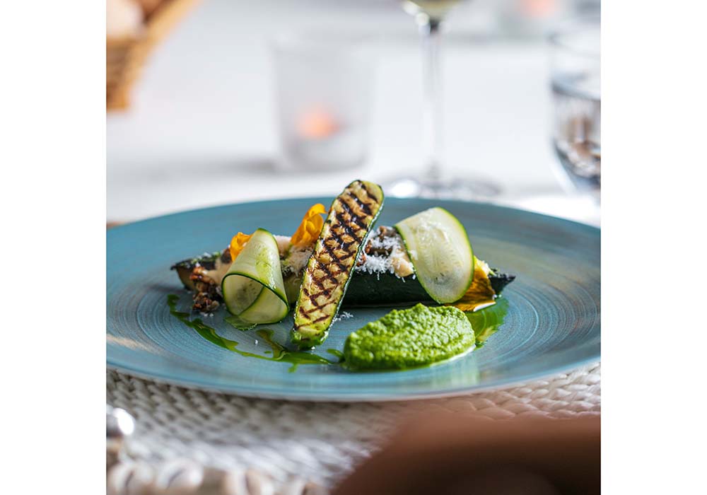 （写真）契約農家から直送される、英国産の旬の野菜をふんだんに使ったベジタリアン対応のメニューで定評がある。ヴィーガンのオプションも注目されている。