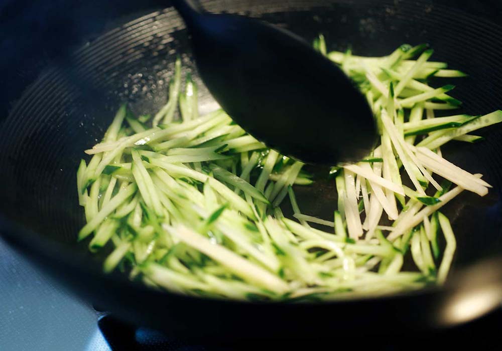 キュウリを加え、ほんの数十秒炒める