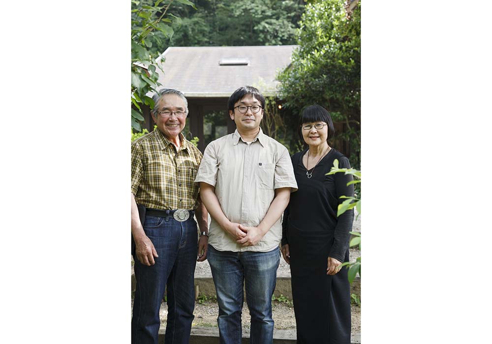 左より弓削忠生さん、長男の太郎さん、奥さんの和子さん。