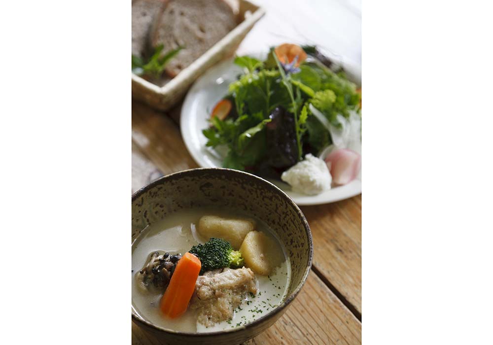 チーズハウス「ヤルゴイ」のホエーシチューは、後を引くすっきりとした味わい。