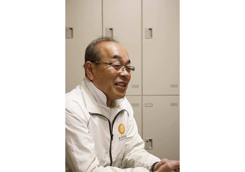 製粉、製麺は分業が当たり前の時代にあって、「麦を挽くことから始めると、物事を総合的に見る力が養われる」と語る金子貴司社長。