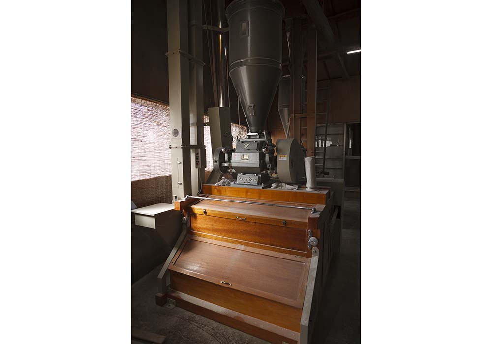 かねこ製麺で使っている小型の製粉機。大型製粉機は麦の中心部と外部を分けて粉砕するが、小型 は丸ごとしか挽けないため、全粒粉になる。